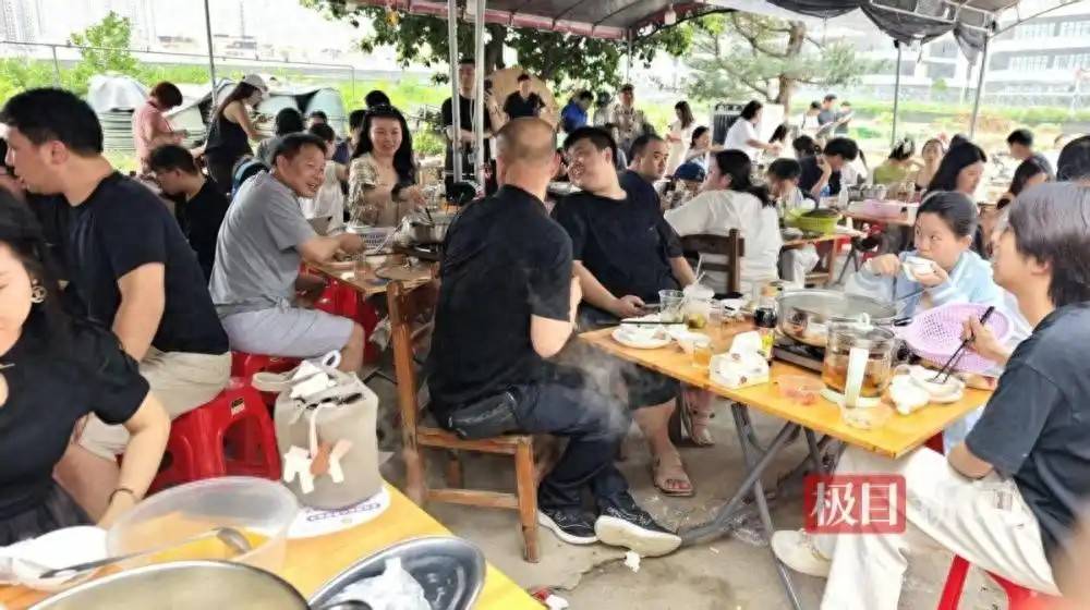 莫氏鸡煲的青春担当，一群大学生的客流高峰扛下记