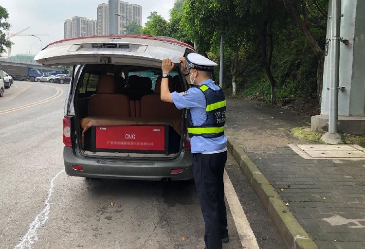 男子忘关车窗15分钟，回来时傻眼，一场意外的自然洗车