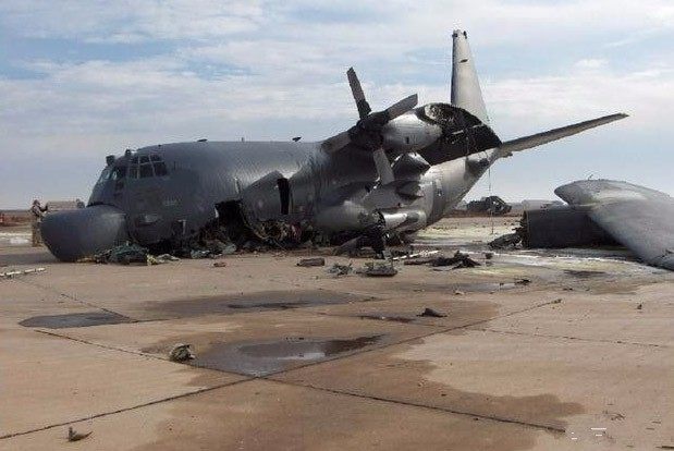 男子持斧闯机场,美军运输机遭砸毁的惊魂一刻 男子持斧闯机场,美军运输机遭砸毁的惊魂一刻