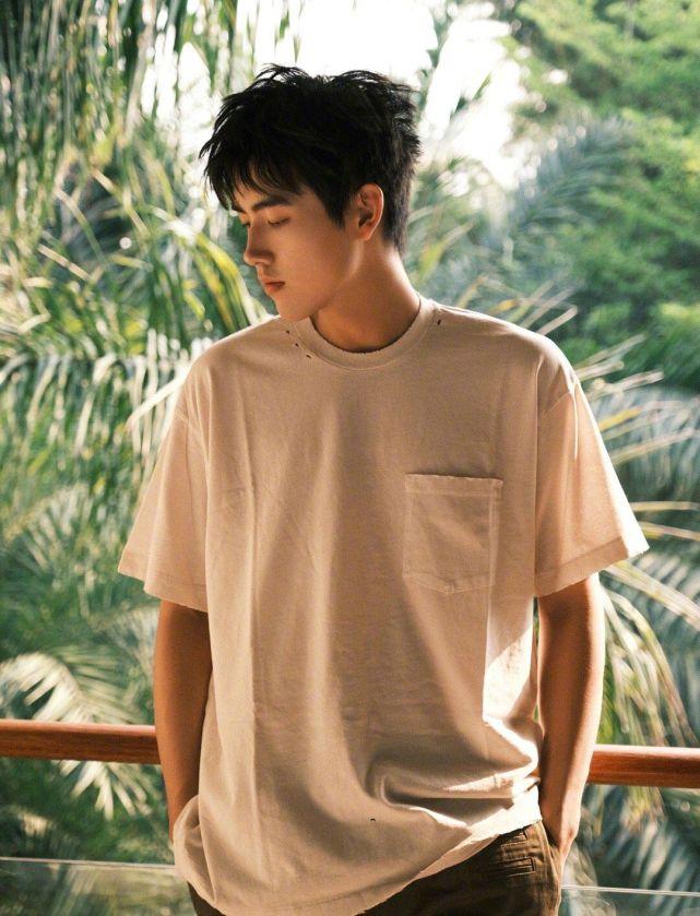 春意盎然，是谁在4月已经穿上了短袖？