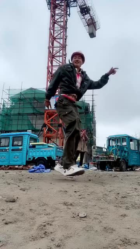 工地上的随性舞者,59岁大叔的舞蹈热潮 工地上的随性舞者,59岁大叔的舞蹈热潮