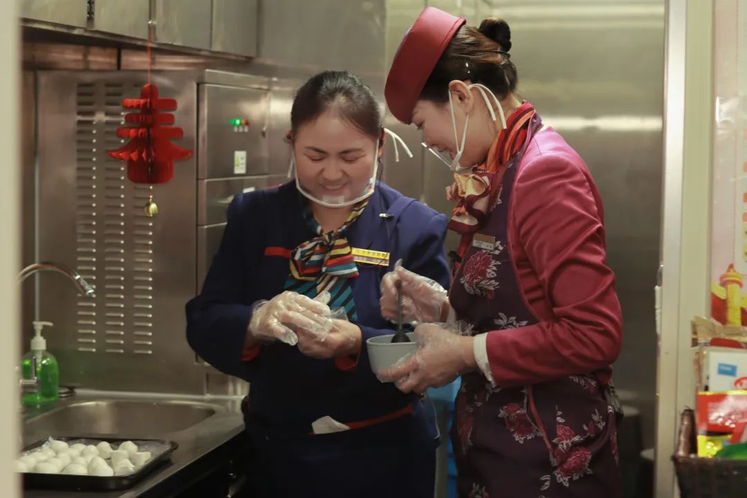 静谧之旅，列车员气声售货的温馨艺术