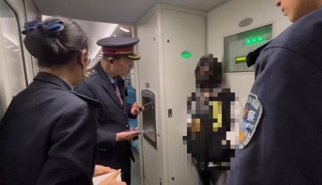 女子单独坐过夜火车被乘警拉进群，一次意外的安全与温暖之旅