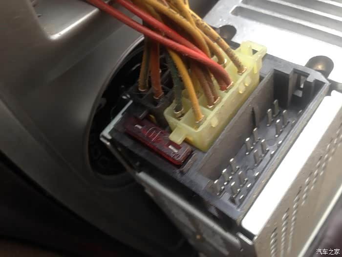汽车收音机保险丝坏了，别让小问题变成大麻烦