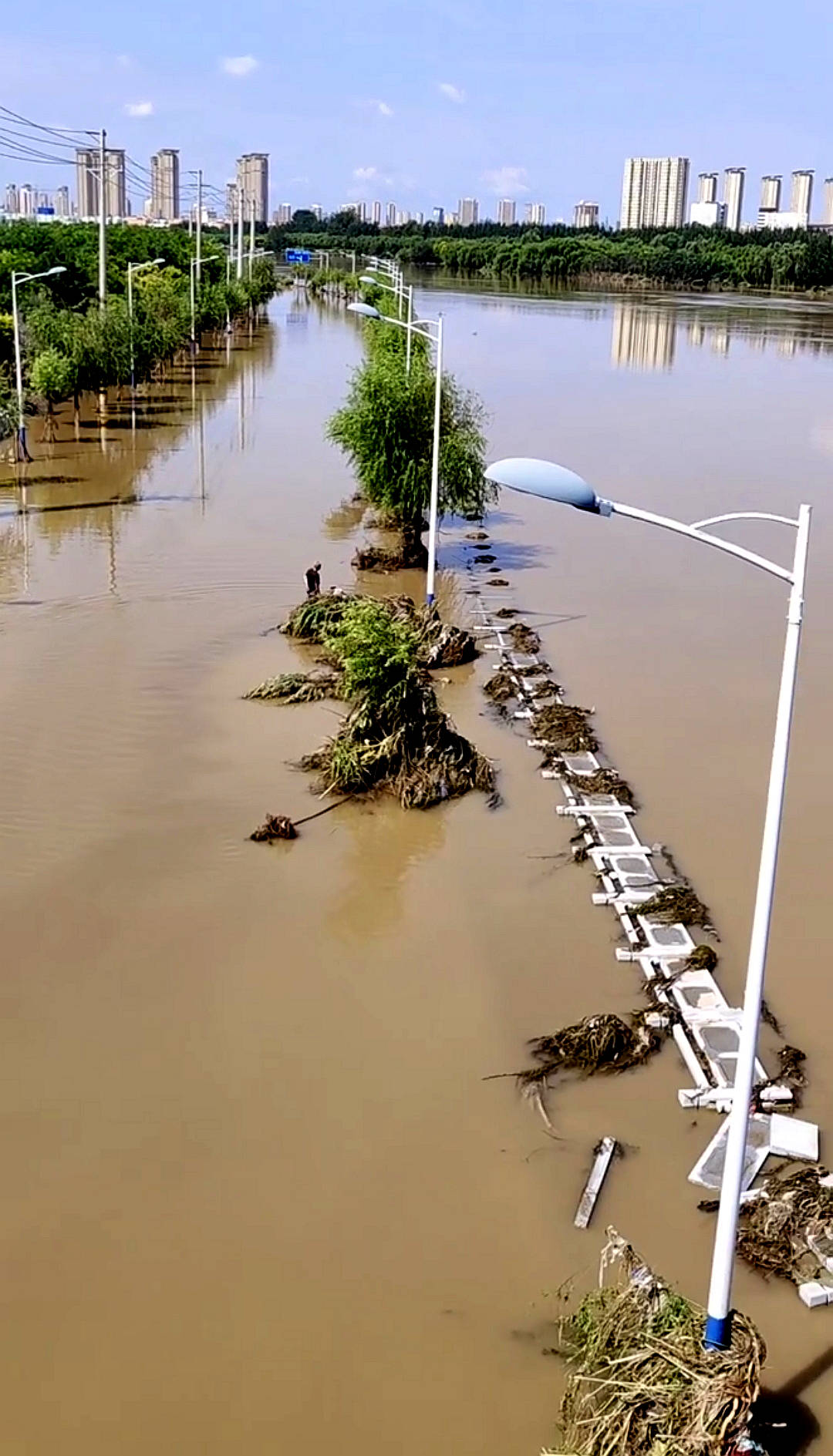 辽宁洪水，自然之痛与人文关怀的交响曲
