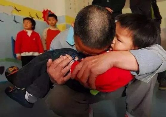 母亲的泪光，爱与坚韧的交织——记一位遭绳索锁喉男孩的成长之路