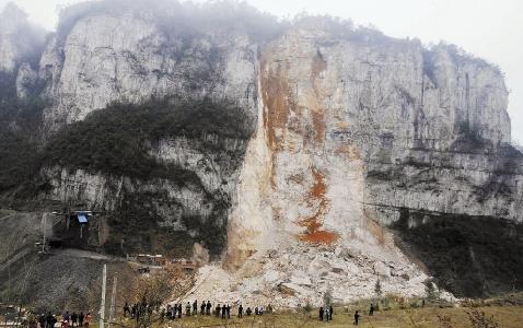 贵州织金,一山体垮塌,大量岩石崩落——自然之威与人类应对 贵州织金,一山体垮塌,大量岩石崩落——自然之威与人类应对