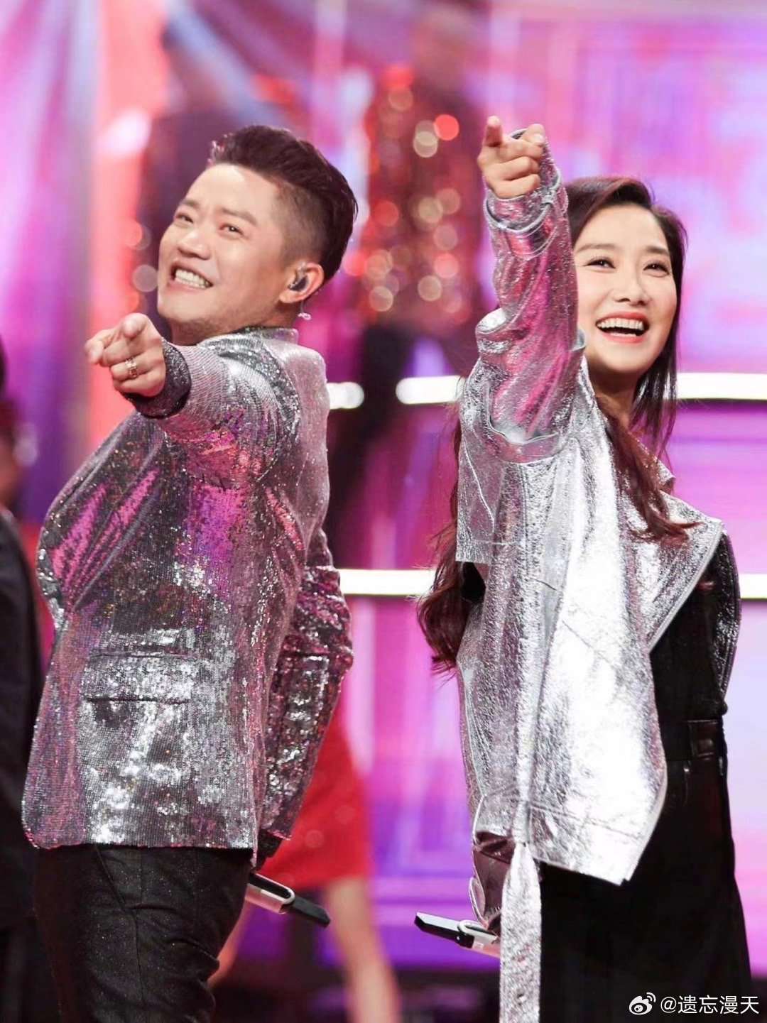 凤凰传奇演唱会,歌迷意外刮出5000元,现场惊喜连连 凤凰传奇演唱会,歌迷意外刮出5000元,现场惊喜连连