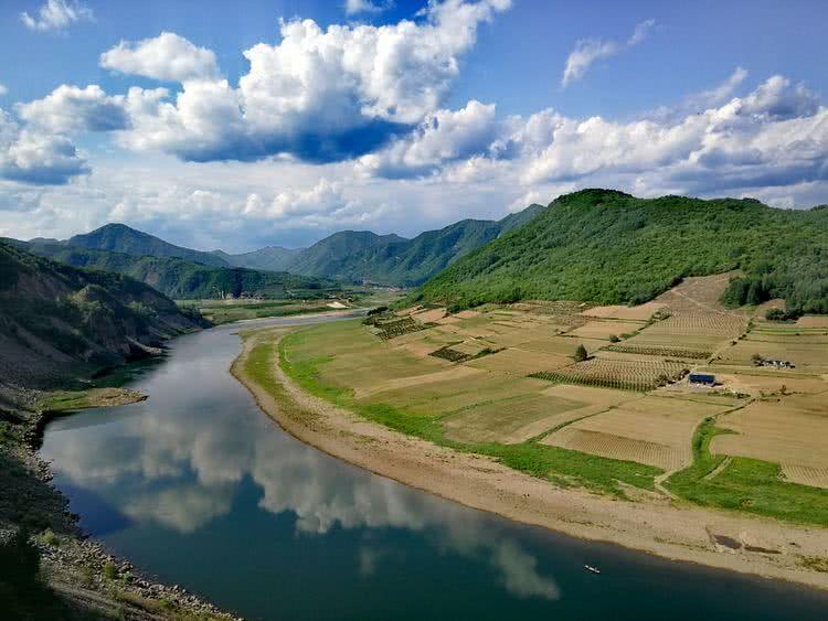 游客自驾出游，过弯不当，急冲入菜地——一次意外引发的反思