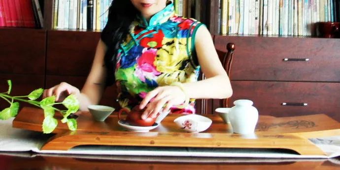 重庆一火锅店推旗袍美女服务引热议，传统与现代碰撞的味蕾盛宴