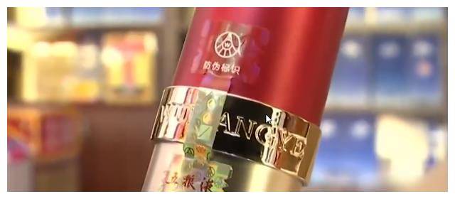 女子怒斥,购10瓶五粮液8瓶竟为假,商家拒赔引争议 女子怒斥,购10瓶五粮液8瓶竟为假,商家拒赔引争议