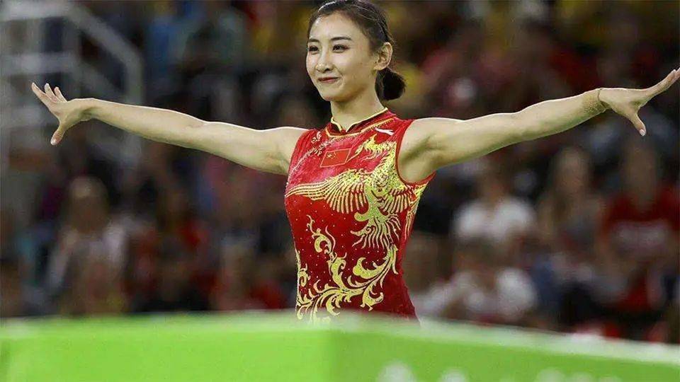 男子回应带媳妇在爷爷坟前表演空翻，传承与尊重的双重考量