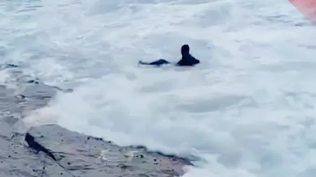 惊魂一刻，广东男子如厕时遭巨浪袭击，海中漂流一小时奇迹生还