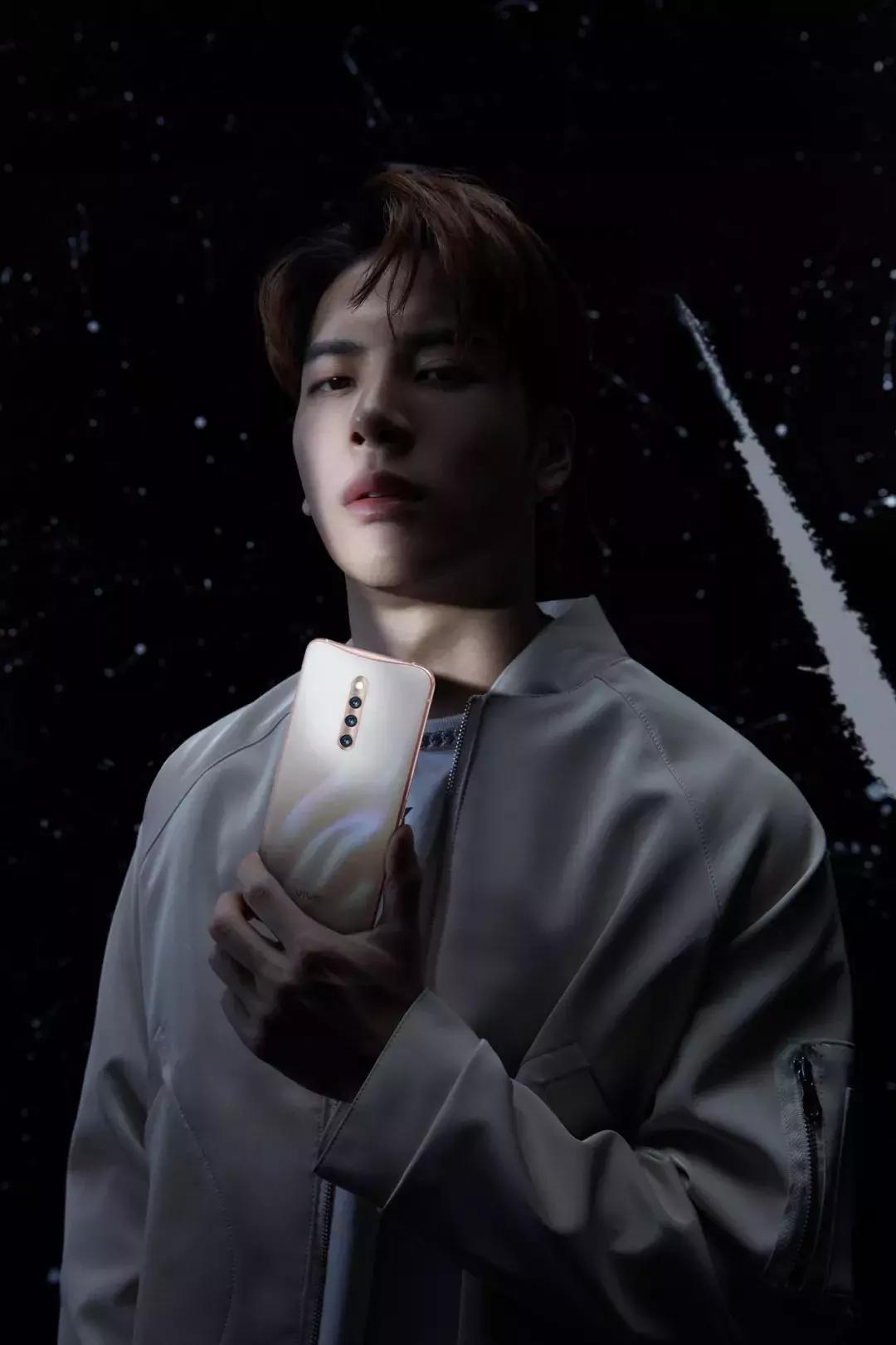 王嘉尔，从音乐舞台到影视银幕，他已准备好绽放新光彩