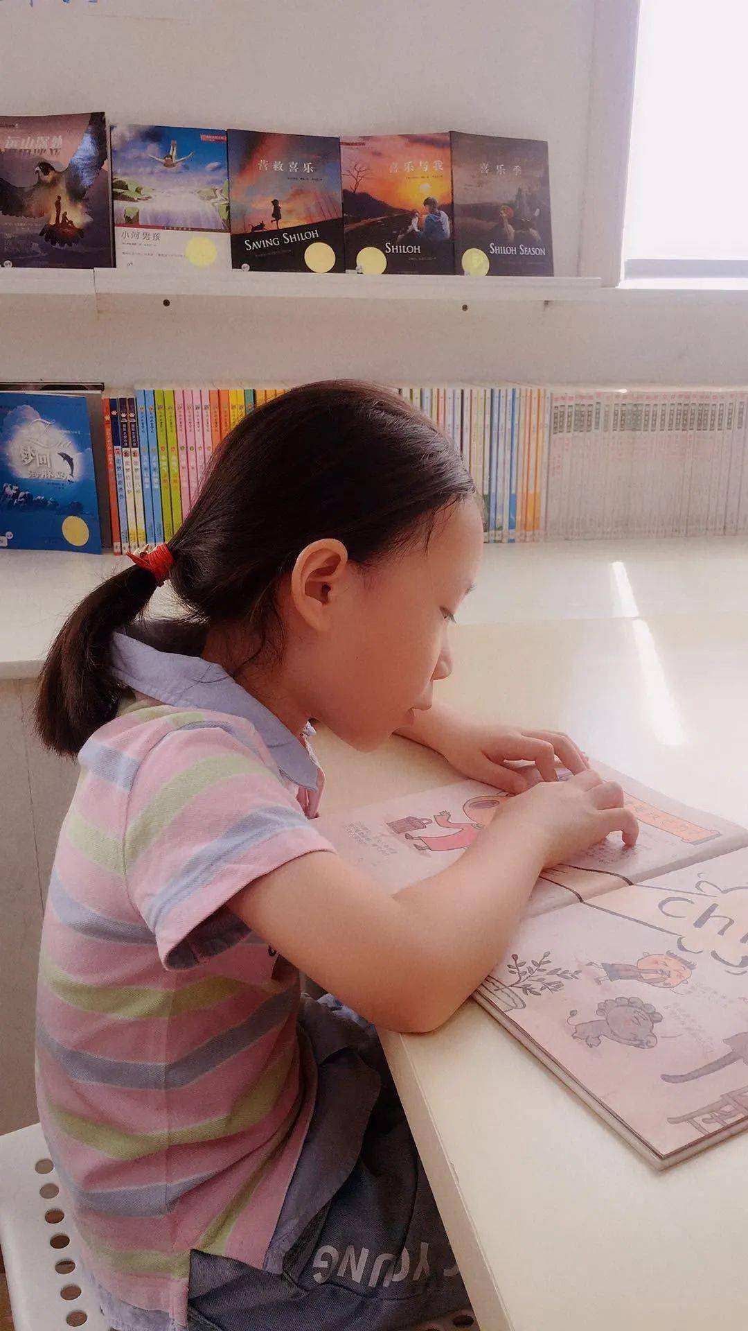 图书馆里的温馨一幕,一岁宝宝成为摸脸小明星 图书馆里的温馨一幕,一岁宝宝成为摸脸小明星