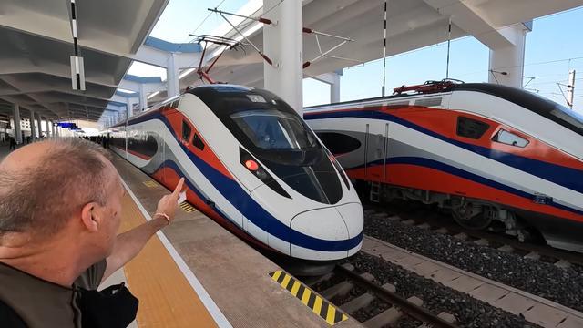 苏林的高铁之旅，穿越中国12小时的现代奇迹