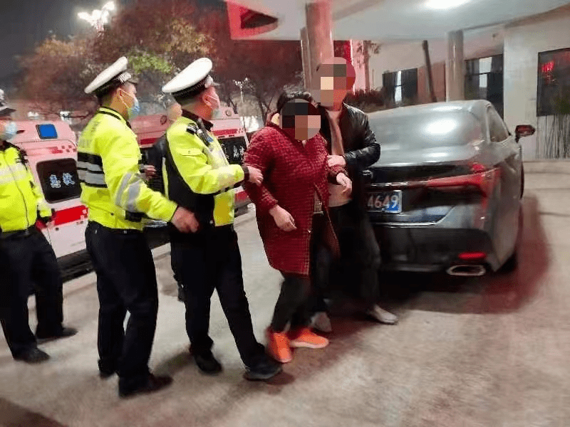 女子高速突发脑梗，踉跄下车挥手求助的惊险时刻