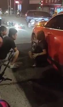 深夜惊魂,情侣拉车门盗窃,反被车主反锁车内 深夜惊魂,情侣拉车门盗窃,反被车主反锁车内