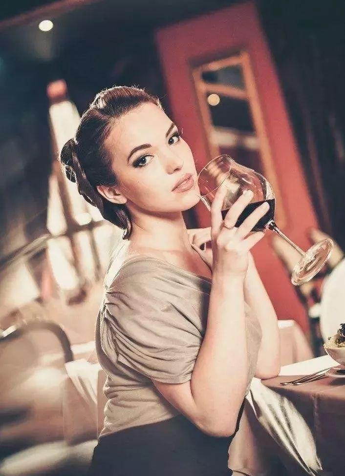 睡前一杯红酒,浪漫与健康的微妙平衡 睡前一杯红酒,浪漫与健康的微妙平衡