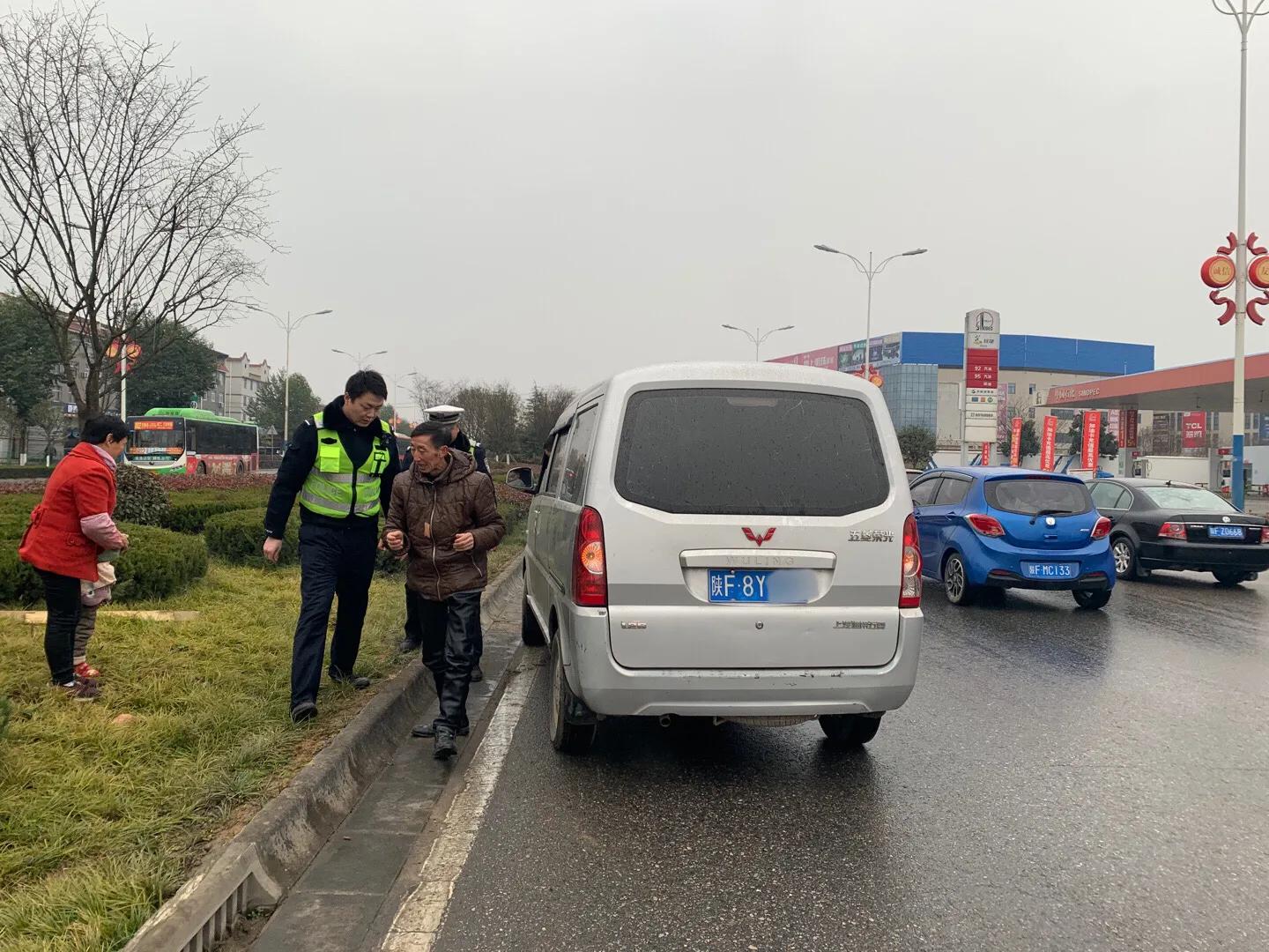 温暖的力量,交警为外卖小哥解围,传递社会正能量 温暖的力量,交警为外卖小哥解围,传递社会正能量