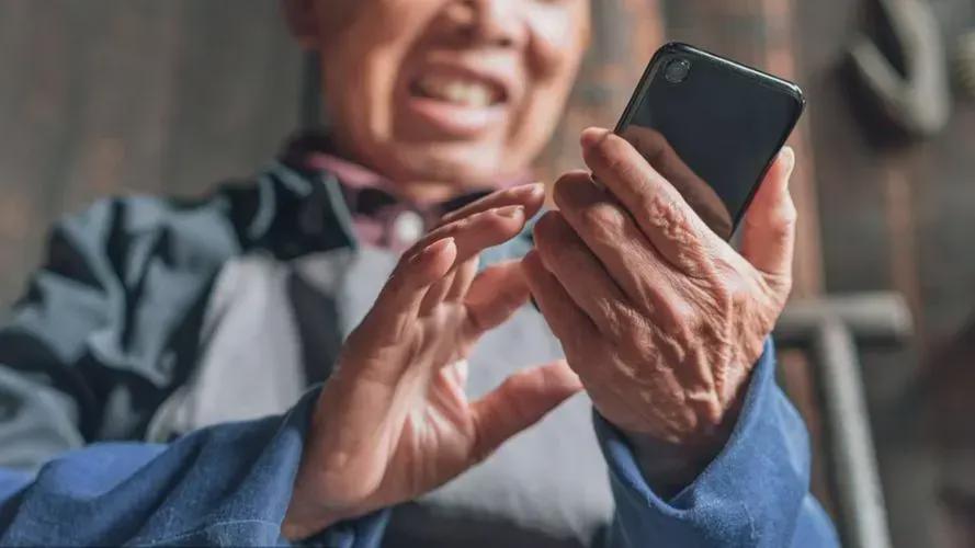 数字时代的温情纽带——陪91岁大爷玩手机,月入5000的温暖故事 数字时代的温情纽带——陪91岁大爷玩手机,月入5000的温暖故事