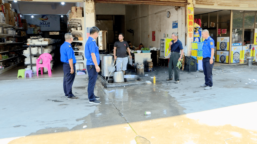 员工清扫后需舔地板?餐饮店回应引发热议 员工清扫后需舔地板?餐饮店回应引发热议