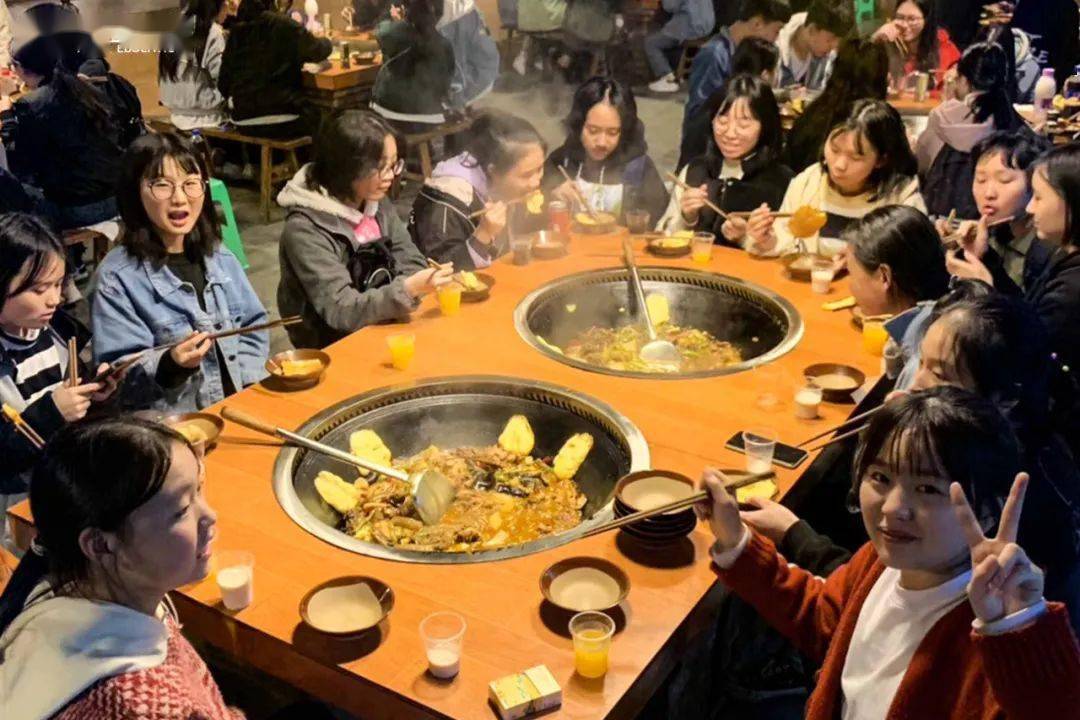 老师创意新招，全班共聚火锅电影之夜